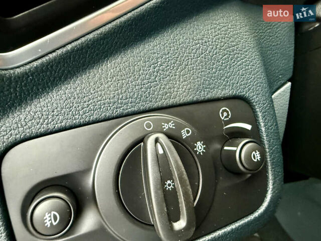 Серый Форд Си-Макс, объемом двигателя 1.6 л и пробегом 173 тыс. км за 6999 $, фото 16 на Automoto.ua