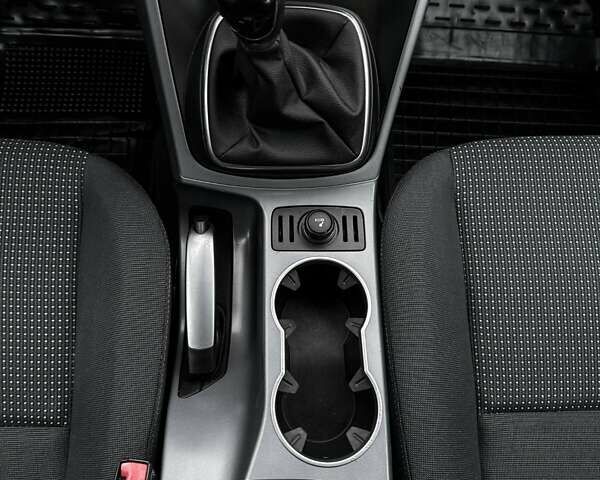 Серый Форд Си-Макс, объемом двигателя 1.6 л и пробегом 218 тыс. км за 7900 $, фото 26 на Automoto.ua