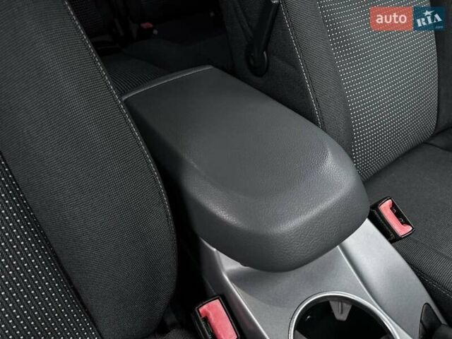 Серый Форд Си-Макс, объемом двигателя 1.6 л и пробегом 218 тыс. км за 7900 $, фото 32 на Automoto.ua