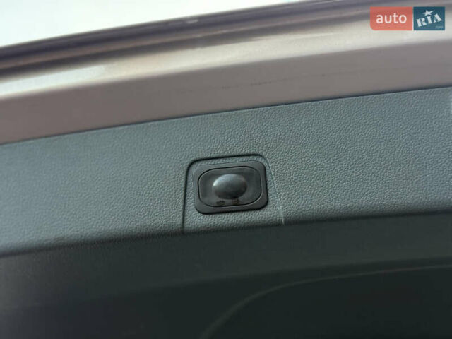 Серый Форд Си-Макс, объемом двигателя 1.6 л и пробегом 239 тыс. км за 8650 $, фото 75 на Automoto.ua