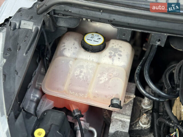 Серый Форд Си-Макс, объемом двигателя 1.6 л и пробегом 239 тыс. км за 8650 $, фото 66 на Automoto.ua