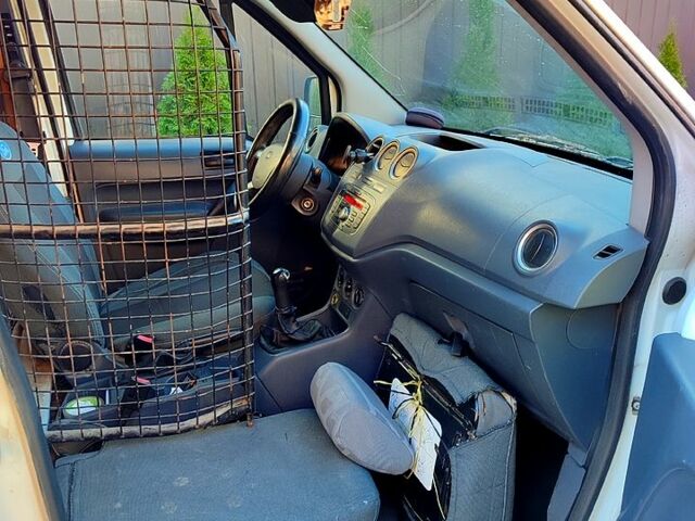 Белый Форд Коннект, объемом двигателя 1.8 л и пробегом 501 тыс. км за 5850 $, фото 6 на Automoto.ua