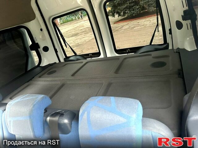 Белый Форд Коннект, объемом двигателя 1.8 л и пробегом 280 тыс. км за 7800 $, фото 4 на Automoto.ua