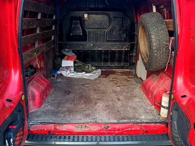 Красный Форд Коннект, объемом двигателя 1.8 л и пробегом 555 тыс. км за 2600 $, фото 10 на Automoto.ua