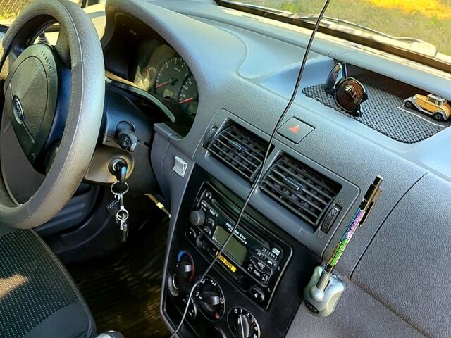 Серый Форд Коннект, объемом двигателя 1.8 л и пробегом 381 тыс. км за 3200 $, фото 1 на Automoto.ua