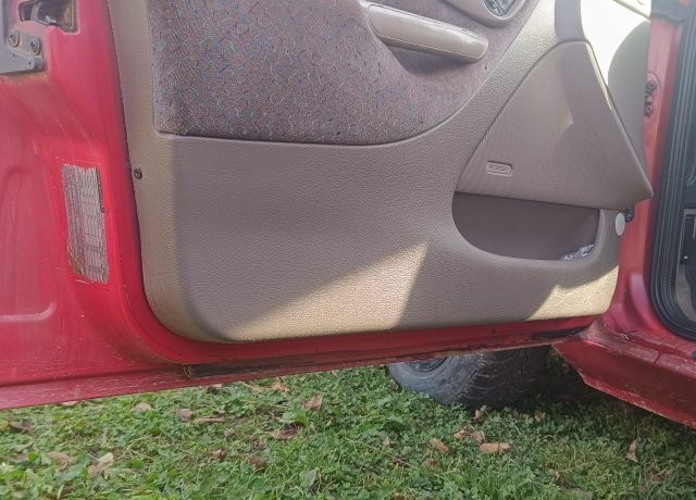 Красный Форд Контур, объемом двигателя 2 л и пробегом 130 тыс. км за 1166 $, фото 5 на Automoto.ua