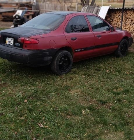 Красный Форд Контур, объемом двигателя 2 л и пробегом 130 тыс. км за 1166 $, фото 4 на Automoto.ua