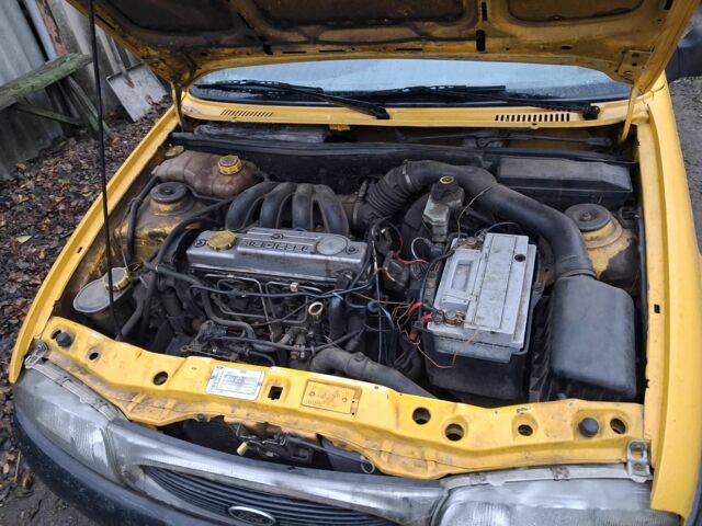 Желтый Форд Курьер, объемом двигателя 1.8 л и пробегом 139 тыс. км за 600 $, фото 5 на Automoto.ua