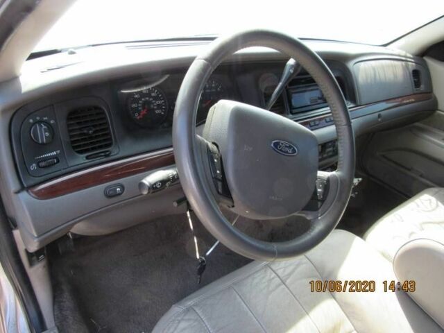 Серый Форд Краун Виктория, объемом двигателя 4.6 л и пробегом 220 тыс. км за 9300 $, фото 5 на Automoto.ua