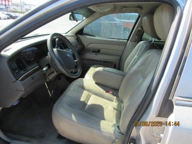 Серый Форд Краун Виктория, объемом двигателя 4.6 л и пробегом 220 тыс. км за 9300 $, фото 6 на Automoto.ua