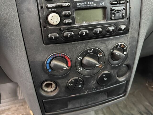 Белый Форд Другая, объемом двигателя 1.8 л и пробегом 214 тыс. км за 1999 $, фото 4 на Automoto.ua