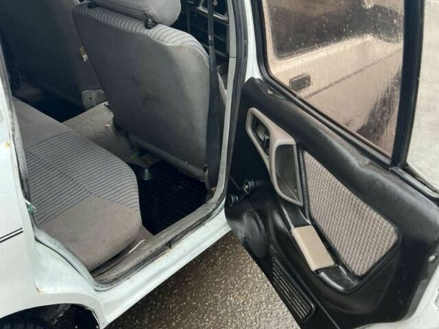 Белый Форд Другая, объемом двигателя 1.8 л и пробегом 250 тыс. км за 550 $, фото 8 на Automoto.ua