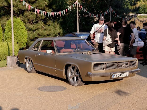 Жовтий Форд Інша, об'ємом двигуна 2 л та пробігом 1000 тис. км за 20000 $, фото 2 на Automoto.ua