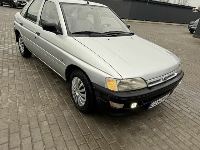 Сірий Форд Інша, об'ємом двигуна 1.6 л та пробігом 360 тис. км за 1000 $, фото 1 на Automoto.ua