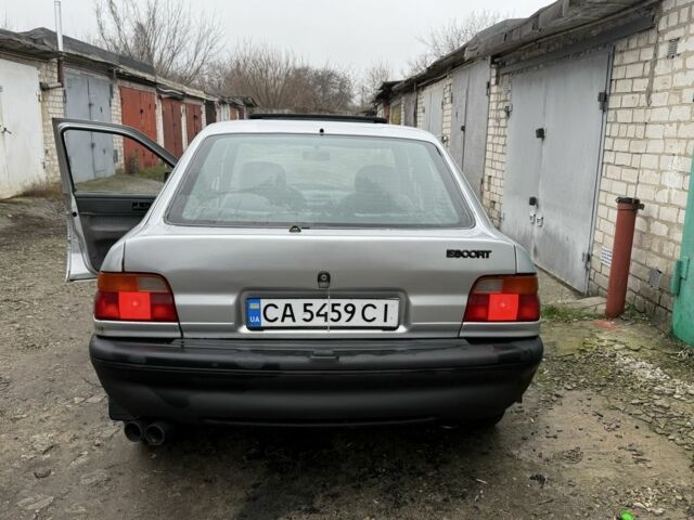 Сірий Форд Інша, об'ємом двигуна 1.6 л та пробігом 360 тис. км за 1000 $, фото 5 на Automoto.ua