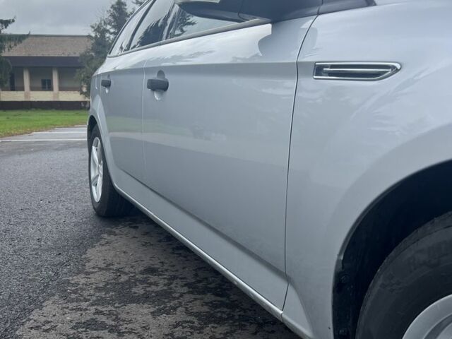 Сірий Форд Інша, об'ємом двигуна 1.6 л та пробігом 198 тис. км за 7500 $, фото 5 на Automoto.ua