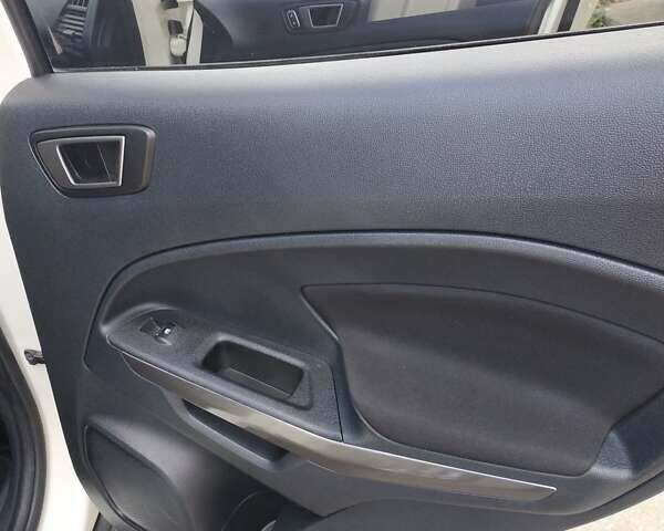 Білий Форд Екоспорт, об'ємом двигуна 1 л та пробігом 57 тис. км за 12900 $, фото 5 на Automoto.ua