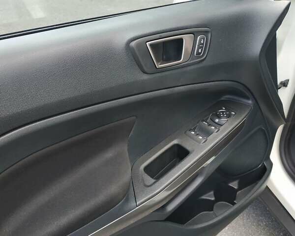 Білий Форд Екоспорт, об'ємом двигуна 1 л та пробігом 57 тис. км за 12900 $, фото 8 на Automoto.ua