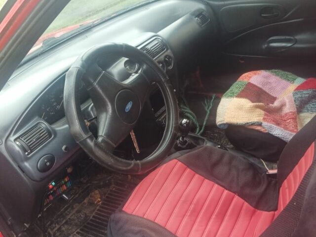 Красный Форд Экоспорт, объемом двигателя 1 л и пробегом 200 тыс. км за 597 $, фото 4 на Automoto.ua