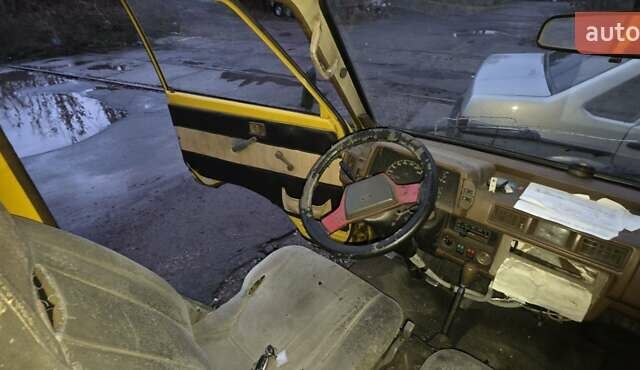 Желтый Форд Эконован, объемом двигателя 1.45 л и пробегом 270 тыс. км за 1400 $, фото 10 на Automoto.ua