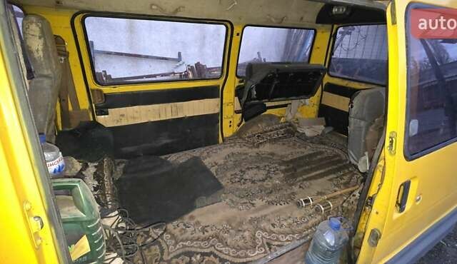 Желтый Форд Эконован, объемом двигателя 1.45 л и пробегом 270 тыс. км за 1400 $, фото 4 на Automoto.ua