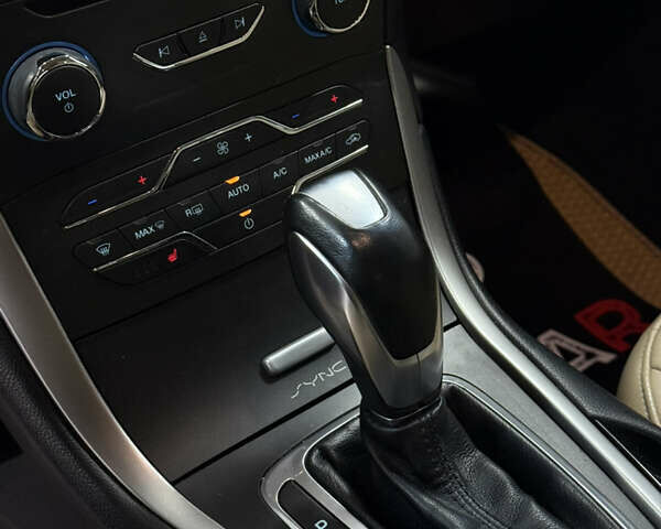 Красный Форд Эдж, объемом двигателя 2 л и пробегом 92 тыс. км за 15200 $, фото 15 на Automoto.ua