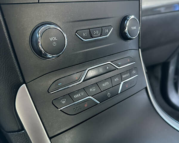 Серый Форд Эдж, объемом двигателя 2 л и пробегом 140 тыс. км за 19000 $, фото 17 на Automoto.ua