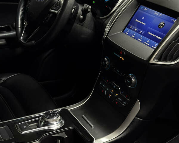 Сірий Форд Едж, об'ємом двигуна 2 л та пробігом 111 тис. км за 19999 $, фото 19 на Automoto.ua