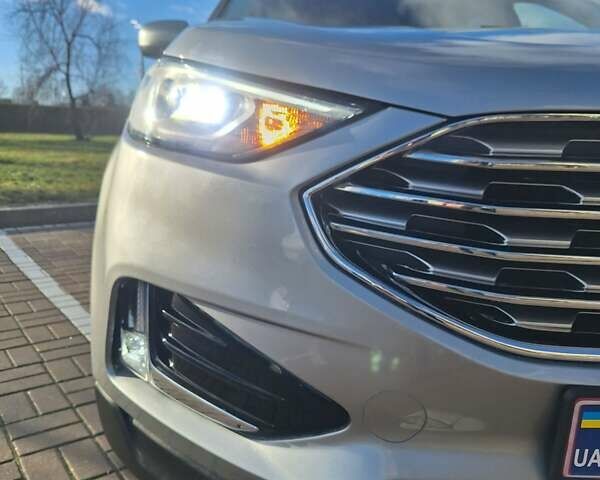Сірий Форд Едж, об'ємом двигуна 2 л та пробігом 110 тис. км за 17499 $, фото 3 на Automoto.ua