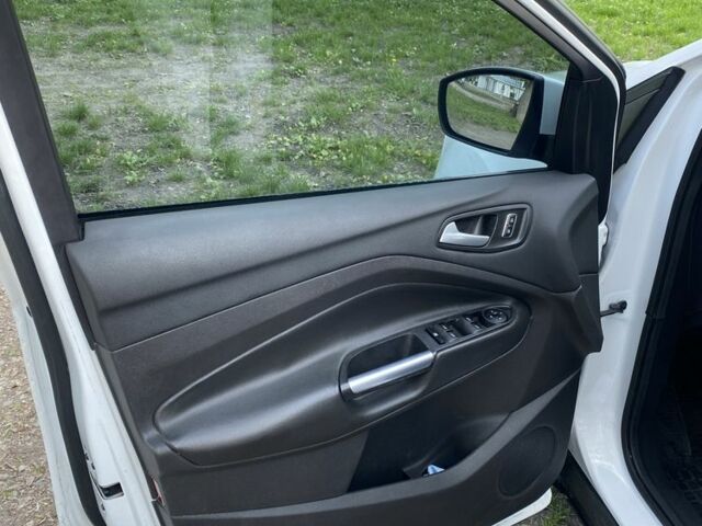 Белый Форд Эскейп, объемом двигателя 1.6 л и пробегом 118 тыс. км за 10500 $, фото 4 на Automoto.ua