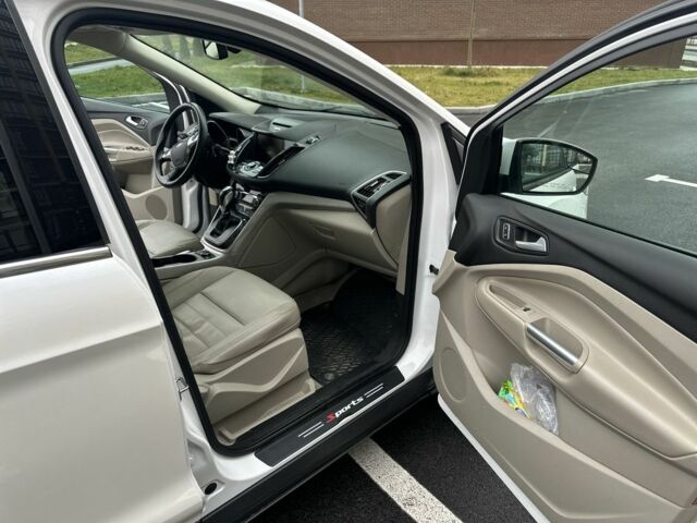 Белый Форд Эскейп, объемом двигателя 1.6 л и пробегом 265 тыс. км за 10700 $, фото 5 на Automoto.ua