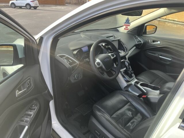 Білий Форд Ескейп, об'ємом двигуна 2 л та пробігом 261 тис. км за 10000 $, фото 2 на Automoto.ua