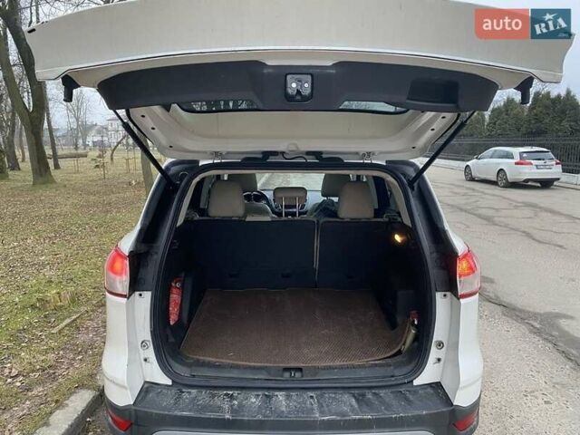 Белый Форд Эскейп, объемом двигателя 2 л и пробегом 190 тыс. км за 11700 $, фото 3 на Automoto.ua