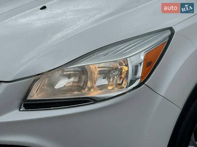 Белый Форд Эскейп, объемом двигателя 2 л и пробегом 145 тыс. км за 11650 $, фото 5 на Automoto.ua