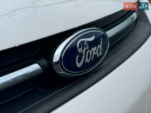 Белый Форд Эскейп, объемом двигателя 2 л и пробегом 145 тыс. км за 11650 $, фото 6 на Automoto.ua