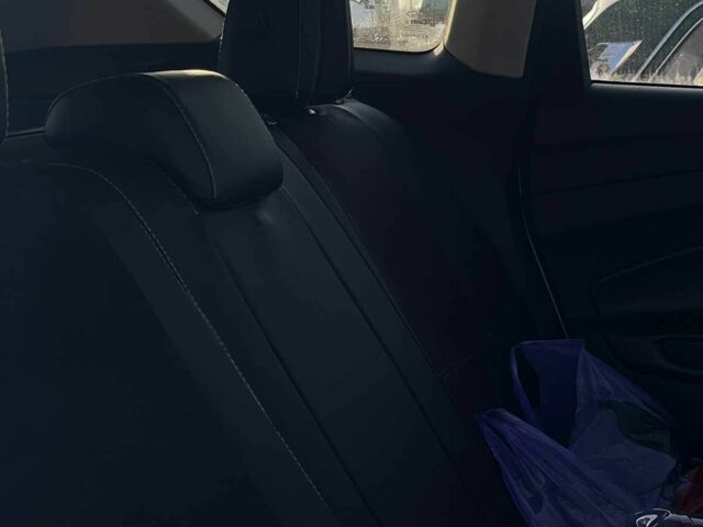 Белый Форд Эскейп, объемом двигателя 1.6 л и пробегом 207 тыс. км за 10000 $, фото 3 на Automoto.ua