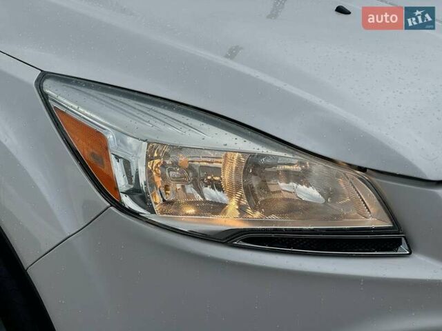 Белый Форд Эскейп, объемом двигателя 2 л и пробегом 145 тыс. км за 11650 $, фото 4 на Automoto.ua