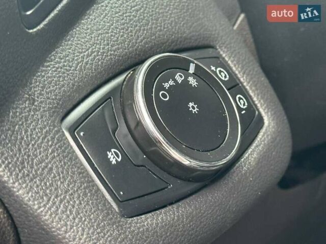 Белый Форд Эскейп, объемом двигателя 2 л и пробегом 145 тыс. км за 11650 $, фото 31 на Automoto.ua