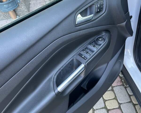 Білий Форд Ескейп, об'ємом двигуна 2 л та пробігом 200 тис. км за 10300 $, фото 7 на Automoto.ua