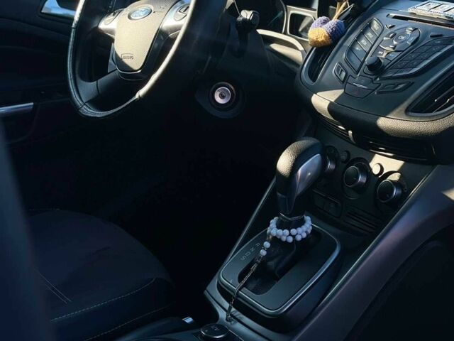 Белый Форд Эскейп, объемом двигателя 1.6 л и пробегом 207 тыс. км за 10000 $, фото 1 на Automoto.ua