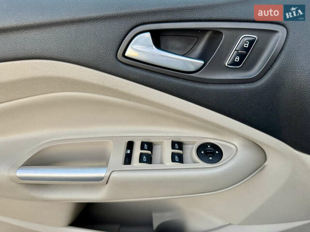 Белый Форд Эскейп, объемом двигателя 1.6 л и пробегом 212 тыс. км за 10700 $, фото 23 на Automoto.ua