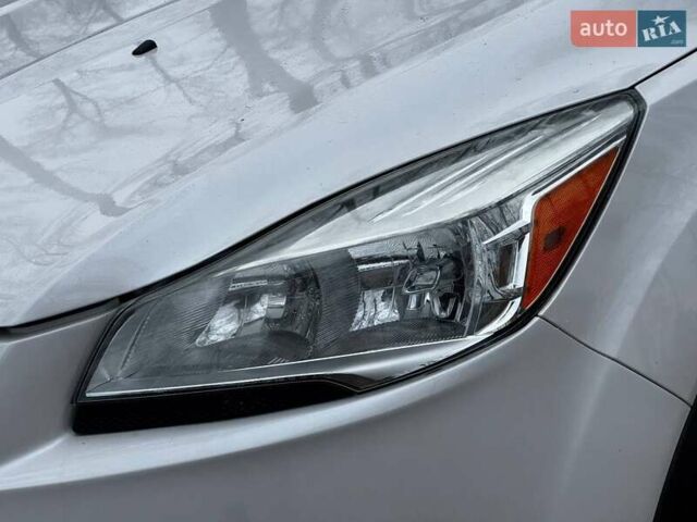 Белый Форд Эскейп, объемом двигателя 1.6 л и пробегом 138 тыс. км за 11450 $, фото 4 на Automoto.ua