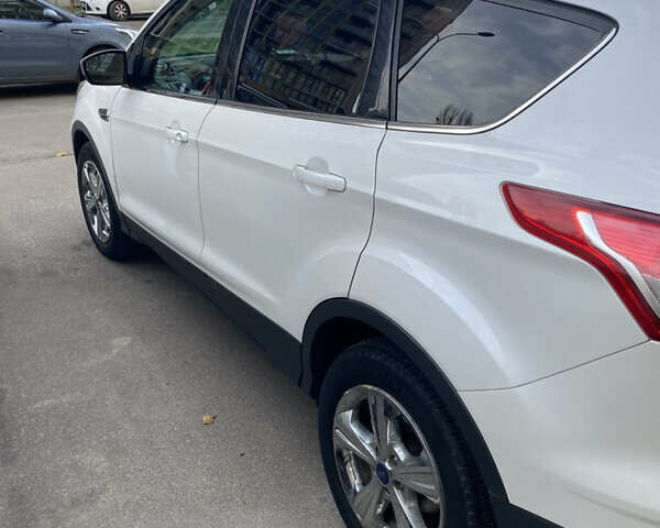 Белый Форд Эскейп, объемом двигателя 2 л и пробегом 97 тыс. км за 12900 $, фото 4 на Automoto.ua