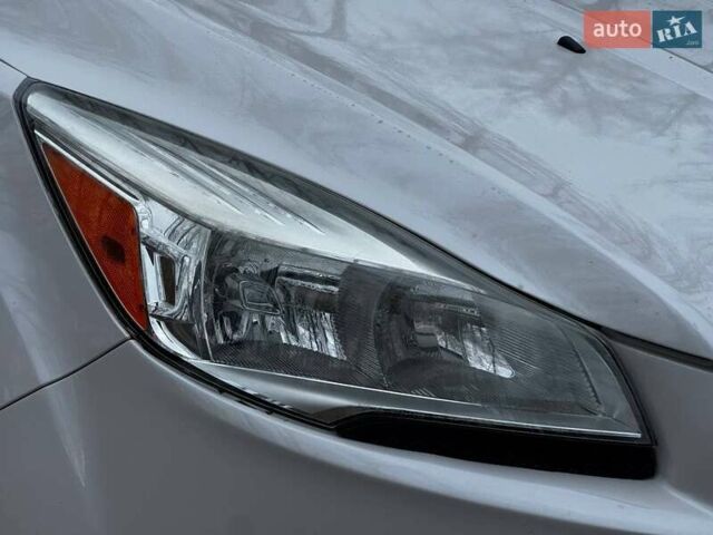 Белый Форд Эскейп, объемом двигателя 1.6 л и пробегом 138 тыс. км за 11450 $, фото 5 на Automoto.ua