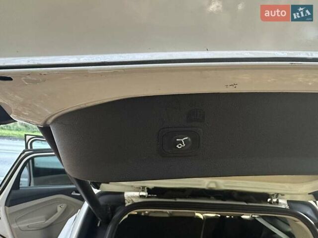 Белый Форд Эскейп, объемом двигателя 2.3 л и пробегом 170 тыс. км за 12999 $, фото 16 на Automoto.ua