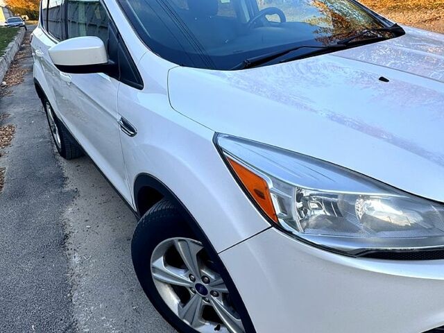 Белый Форд Эскейп, объемом двигателя 2.5 л и пробегом 141 тыс. км за 10200 $, фото 2 на Automoto.ua