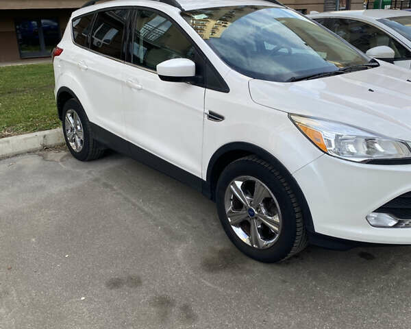 Белый Форд Эскейп, объемом двигателя 2 л и пробегом 97 тыс. км за 12900 $, фото 5 на Automoto.ua