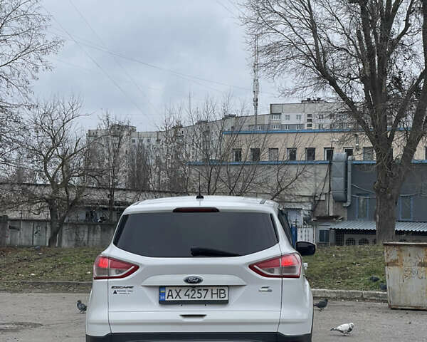 Белый Форд Эскейп, объемом двигателя 1.6 л и пробегом 236 тыс. км за 8200 $, фото 4 на Automoto.ua