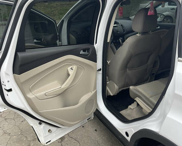 Белый Форд Эскейп, объемом двигателя 1.6 л и пробегом 236 тыс. км за 8200 $, фото 8 на Automoto.ua