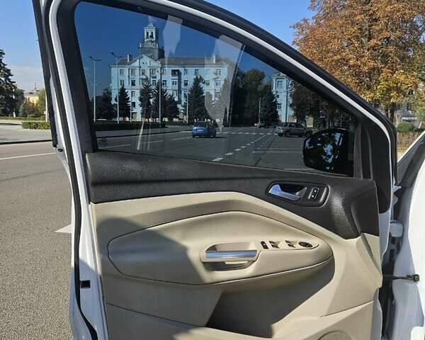 Белый Форд Эскейп, объемом двигателя 1.6 л и пробегом 118 тыс. км за 12500 $, фото 21 на Automoto.ua